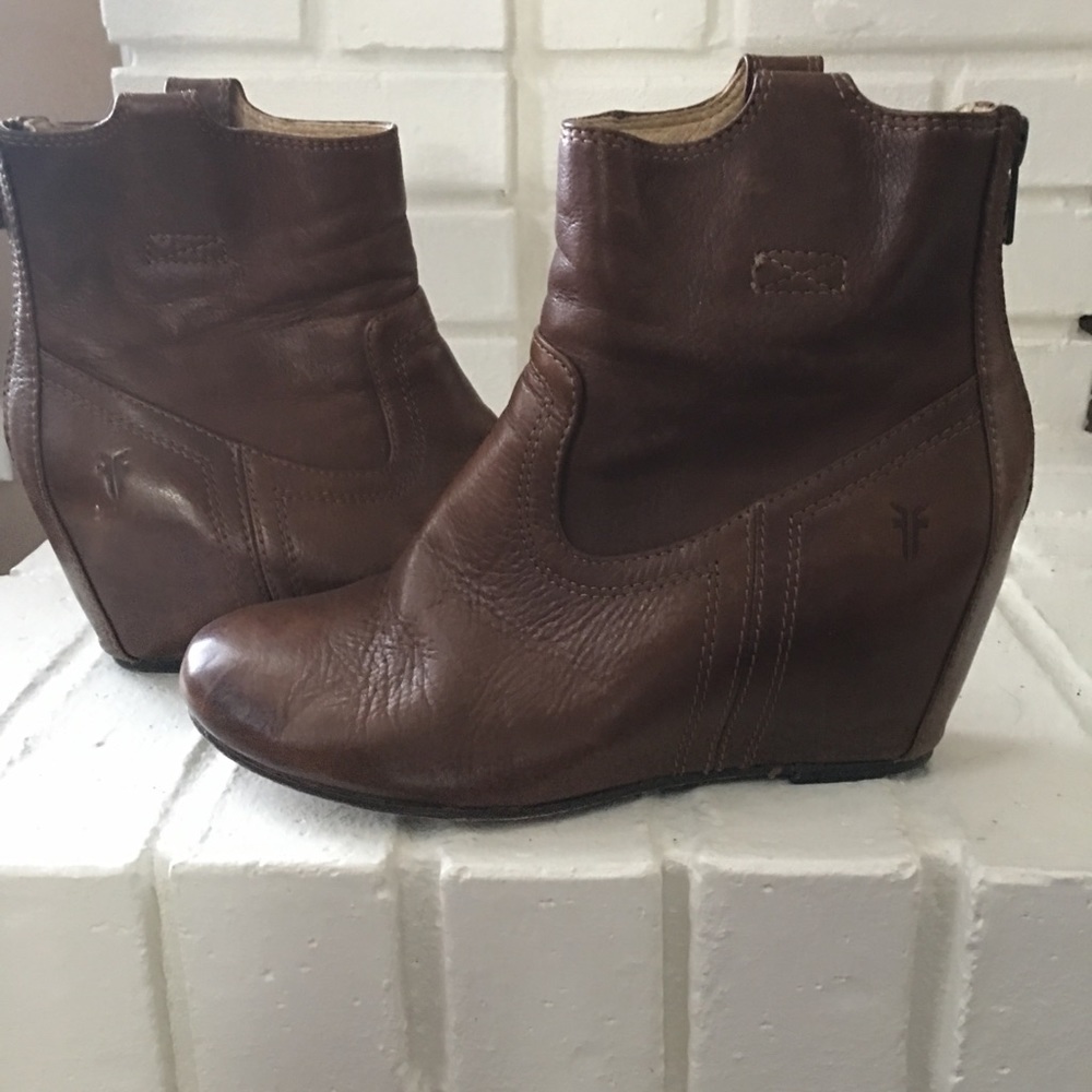 Frye Carson Wedges 6.5 cognac
